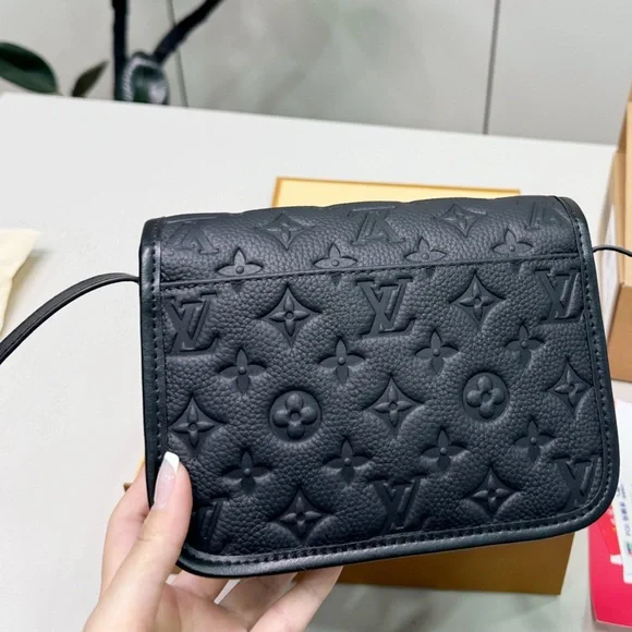 LOUIS VUITTON new lv bag - Picture 7 of 8